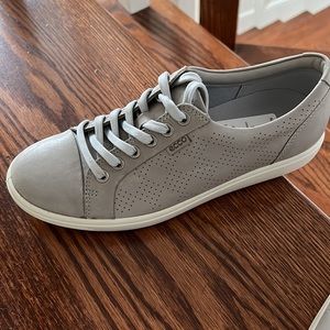 New with tags Ecco Soft women’s sneaker. Beautiful light gray. Size 39 (8 US)